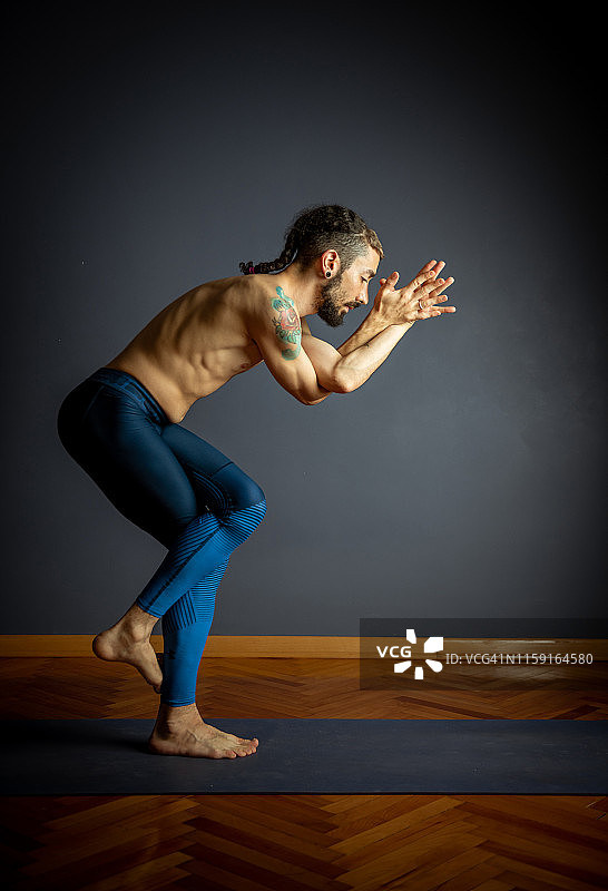 男子在瑜伽中做鹰式图片素材