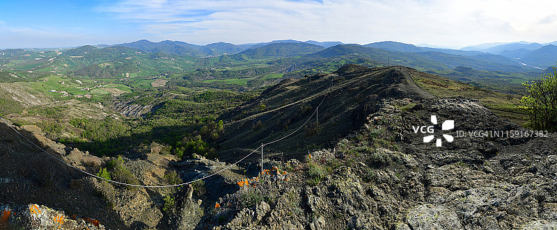 北亚平宁山脉绿色丘陵景观中的深色蛇绿岩山峰图片素材