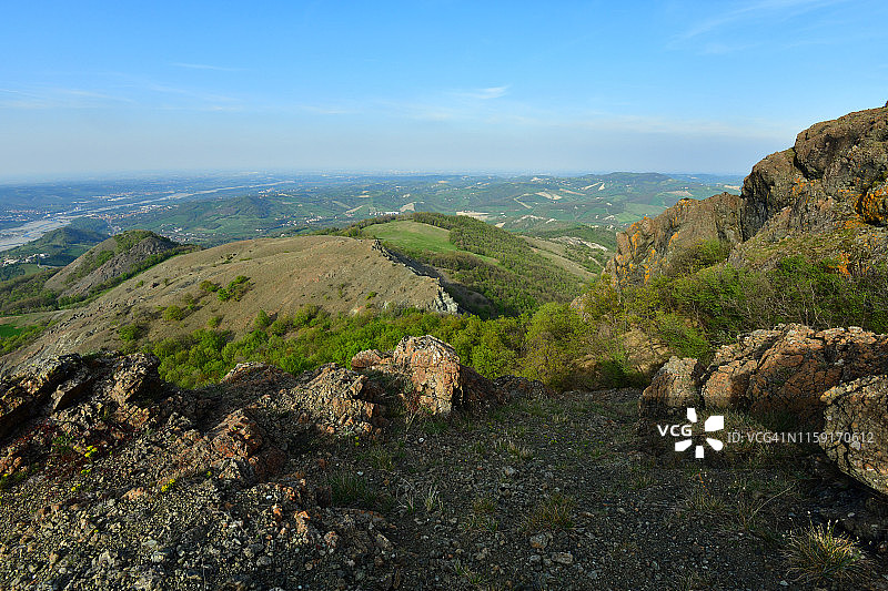 北亚平宁山脉绿色丘陵景观中的深色蛇绿岩山峰图片素材