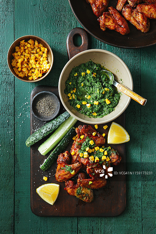 烤鸡翅配青辣椒和玉米沙司图片素材