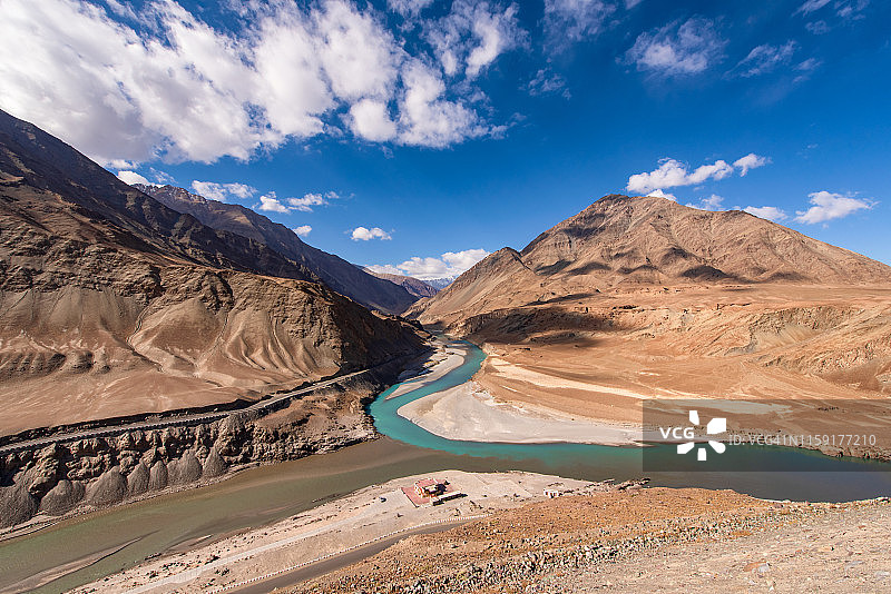 印度河与赞斯卡河交汇，呈现不同水色图片素材