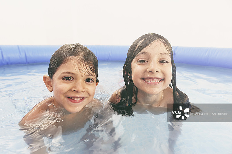 泳池里的兄弟姐妹图片素材