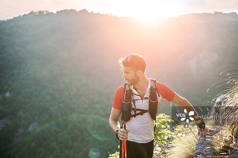 山地越野跑者图片素材