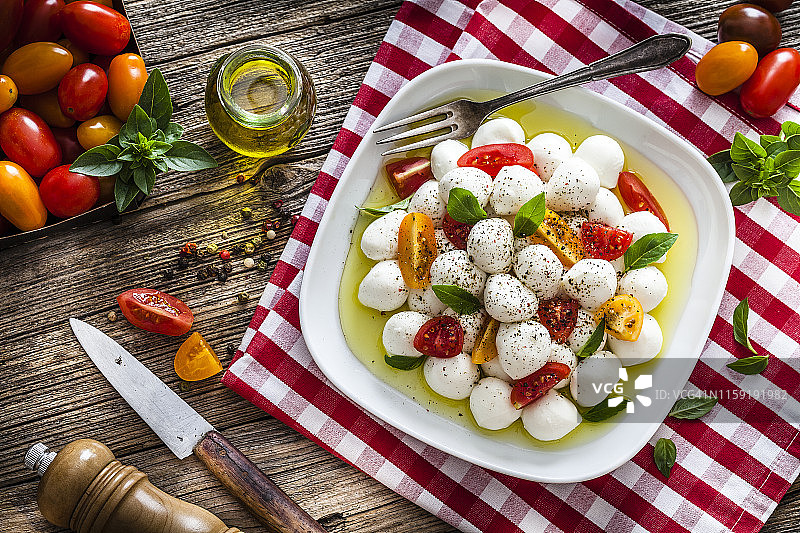 健康新鲜的卡普雷塞沙拉，乡村木桌图片素材