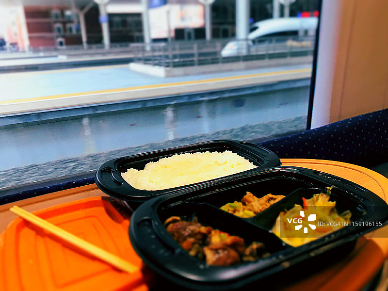 中国大连高速列车餐厅内的快餐食品图片素材