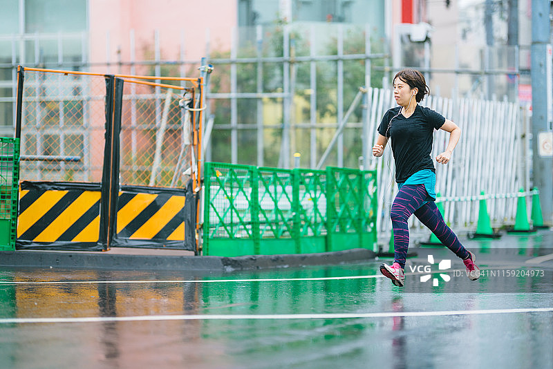 年轻女运动员在城市跑步图片素材