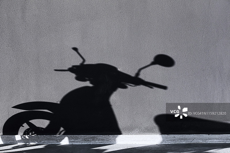 摩托车在墙上的影子图片素材