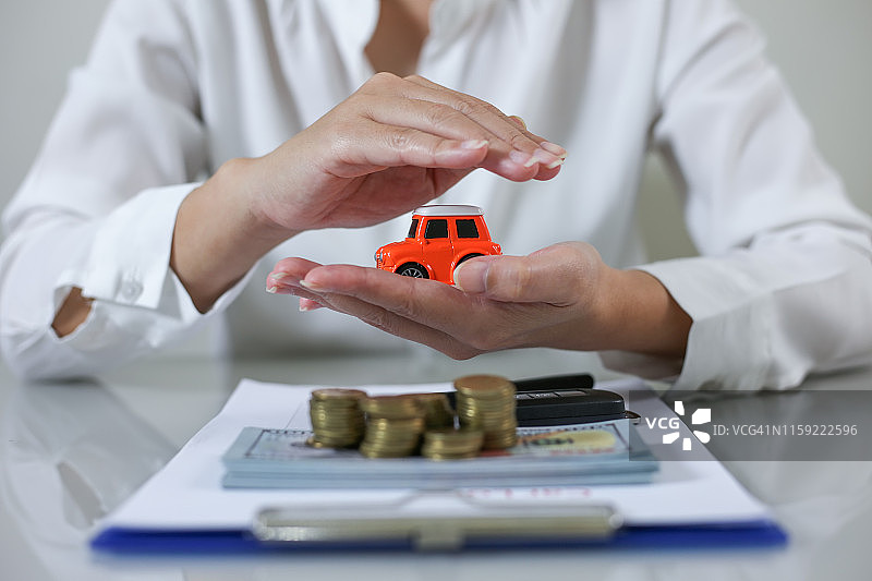 汽车的维护和保养。保险概念。图片素材