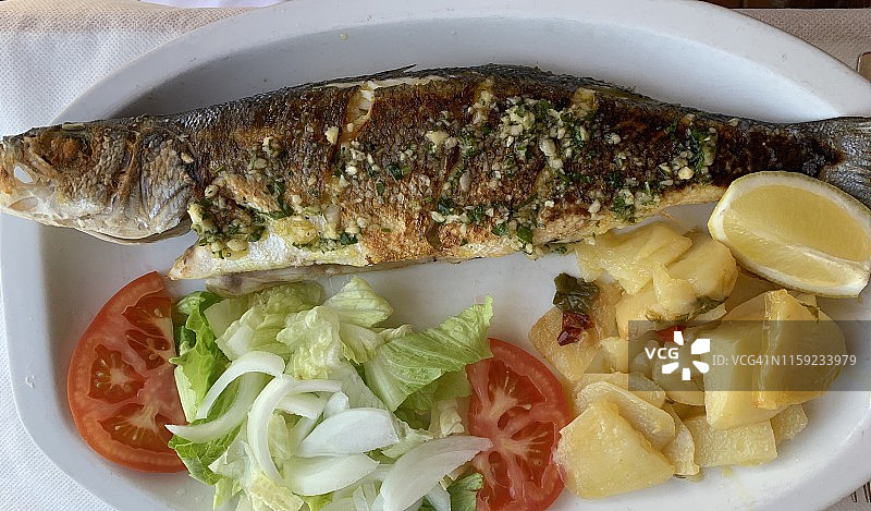 烤鲈鱼图片素材