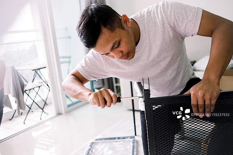 组装桌子的年轻男人图片素材