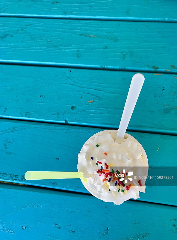 桌子上的香草奶昔图片素材