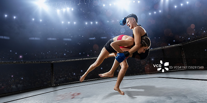 职业拳击擂台上的女子综合格斗选手图片素材