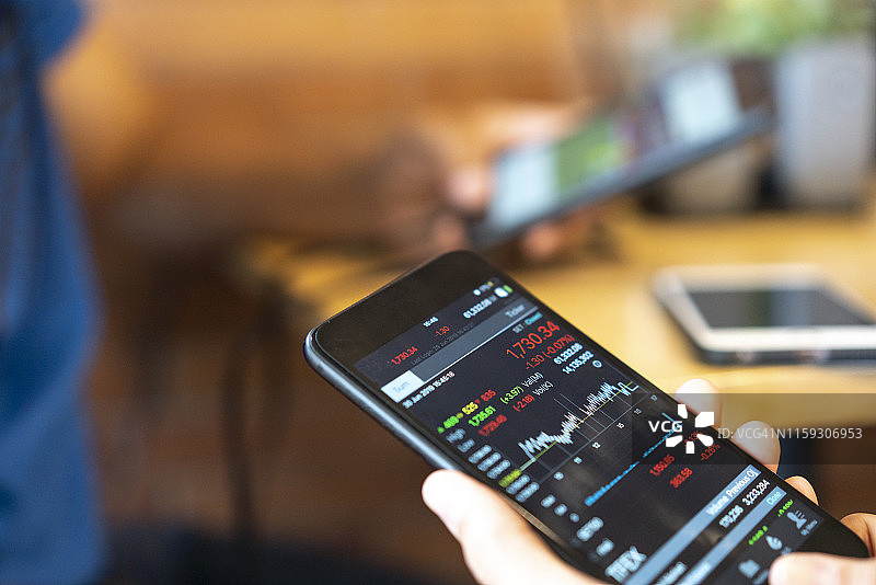 拿着手机的商人图片素材