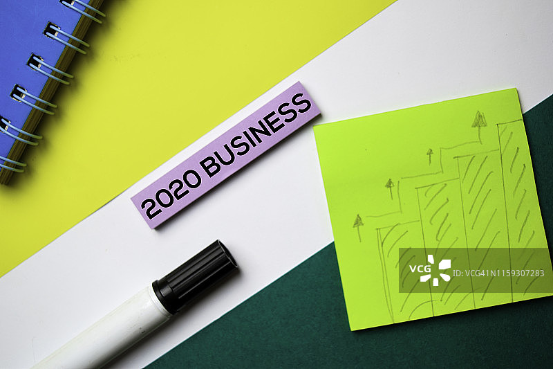 办公桌上的便利贴与2020年商务文本图片素材