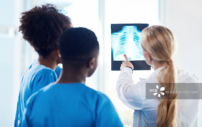 更深入地观察胸腔内部图片素材