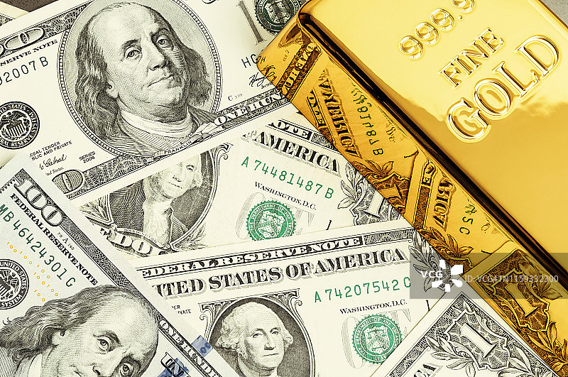 美元背景上的金条图片素材
