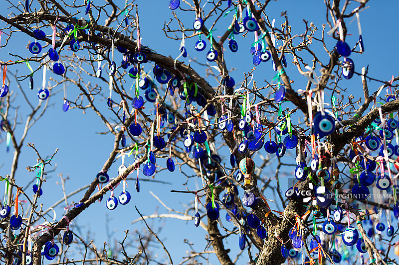 卡帕多奇亚树上挂着的邪恶之眼图片素材