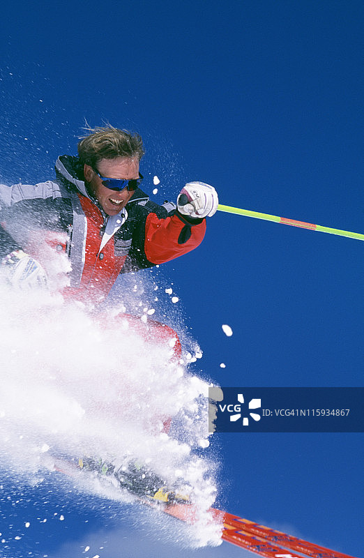 滑雪者在雪地里飞驰图片素材