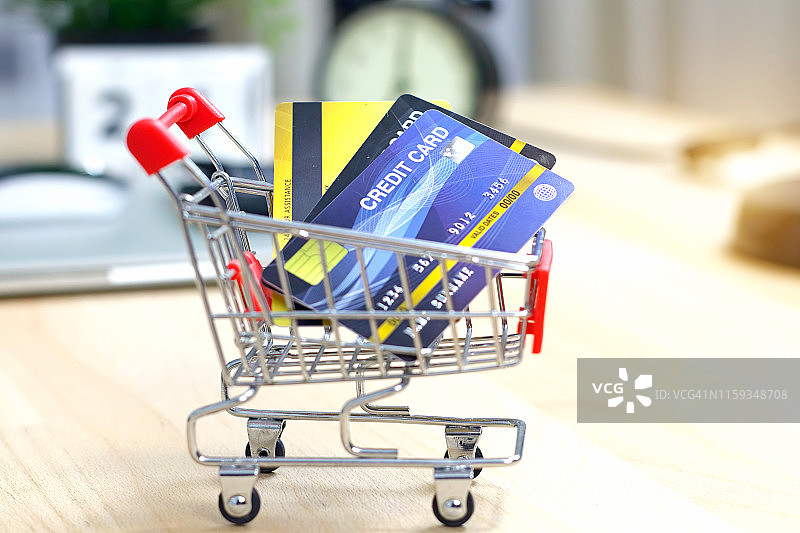 在线购物概念：购物车中的信用卡图片素材