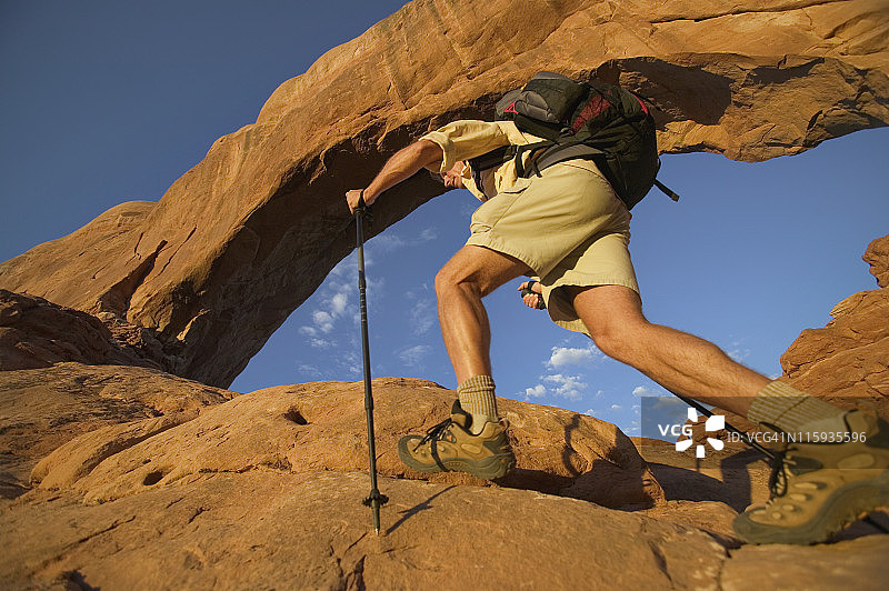 在犹他州摩押的背包客的脚和腿图片素材