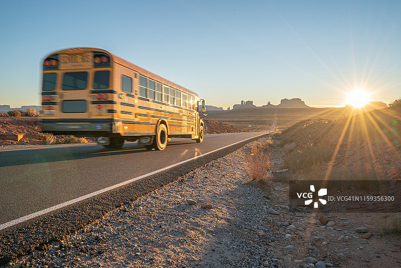 日落时分高速公路上的校车图片素材