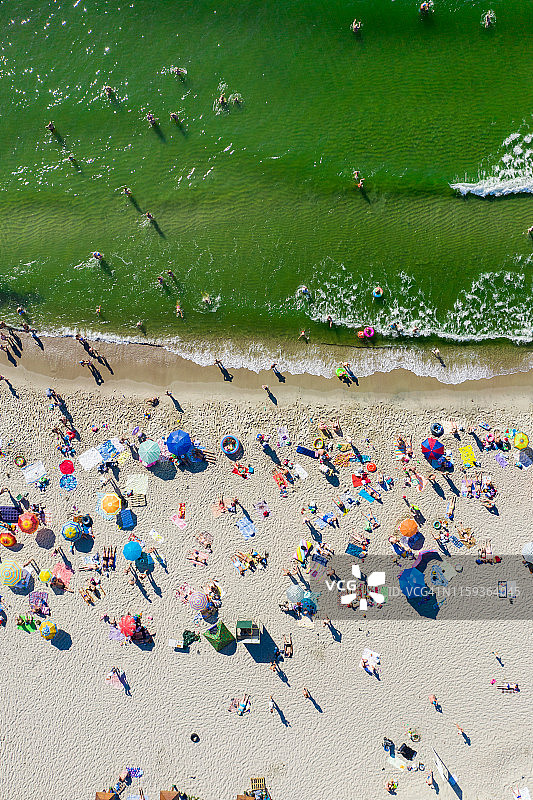 波罗的海拥挤的海滩（鸟瞰）图片素材