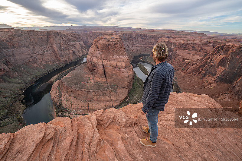 在美国亚利桑那州马蹄湾沉思的年轻人图片素材