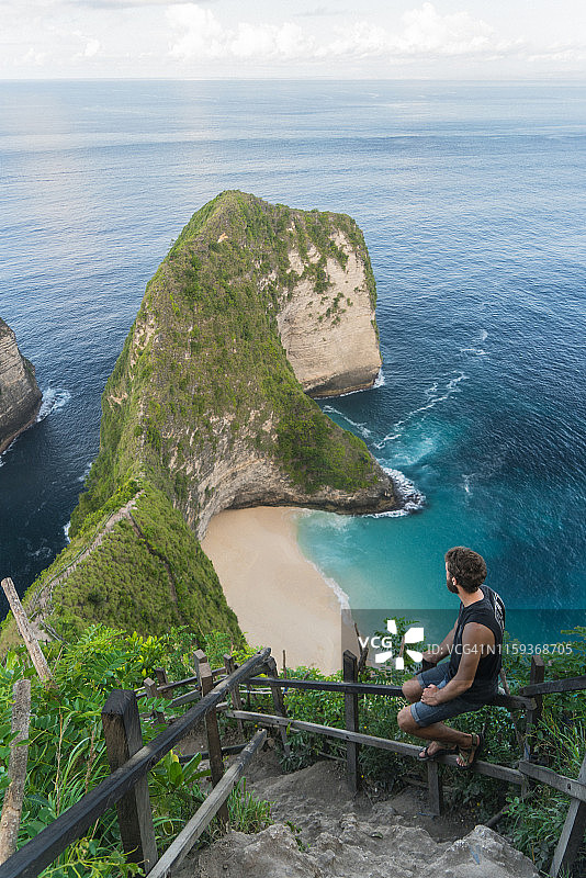 男子走在通往努沙佩尼达岛科灵金海滩的阶梯上图片素材