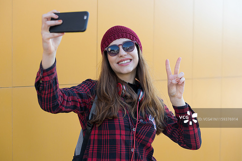 做和平手势的年轻女人图片素材