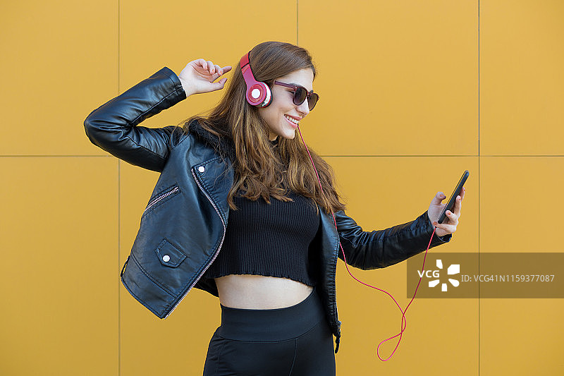 年轻女孩伴随着音乐跳舞图片素材