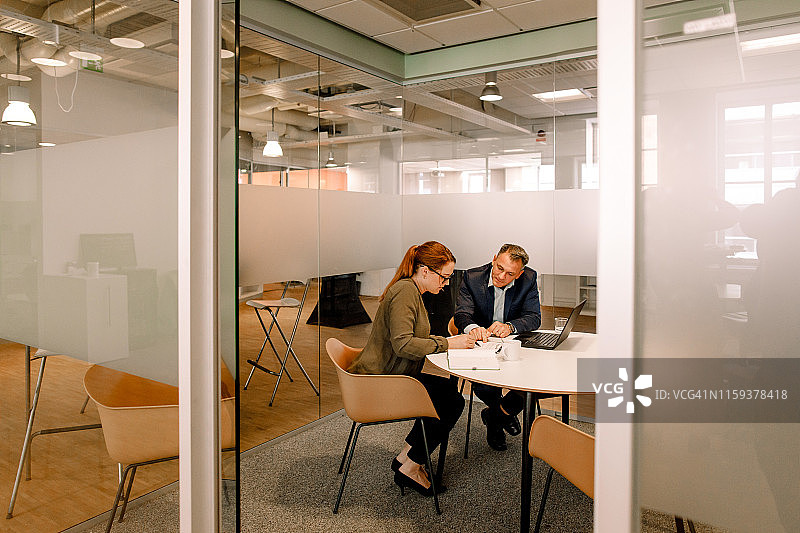 销售主管在工作场所门口讨论商业计划图片素材