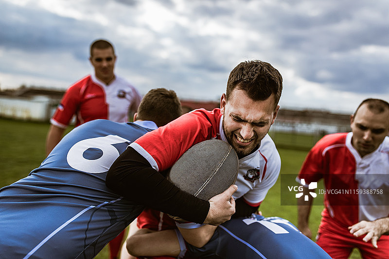 努力在比赛中超越对手的橄榄球运动员图片素材