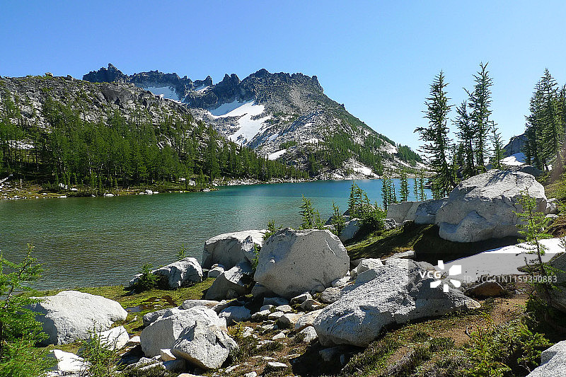 麦克莱伦峰，迷人湖泊图片素材