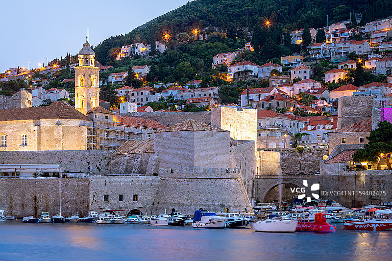 蓝色时刻，码头，老城区，克罗地亚杜布罗夫尼克图片素材