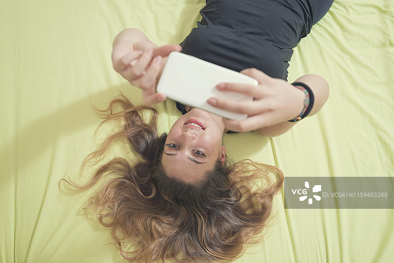 在床上自拍的女人图片素材