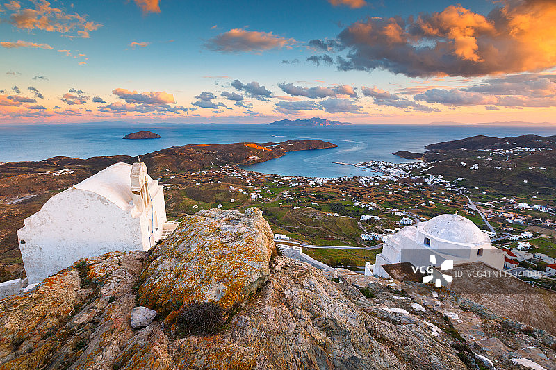 眺望港口、利瓦迪村和远处锡夫诺斯岛图片素材