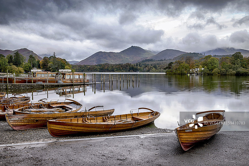 英国湖区德wentwater湖上的木制划艇图片素材