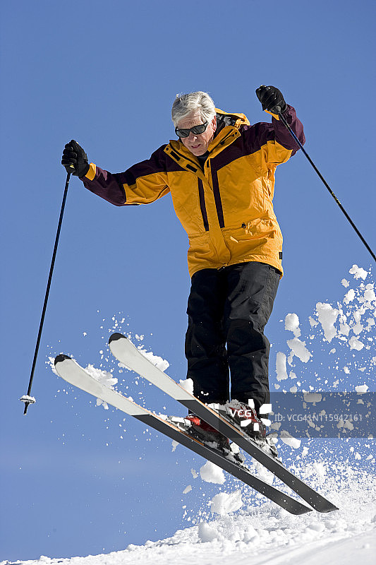 在雪地滑雪的年长男人图片素材