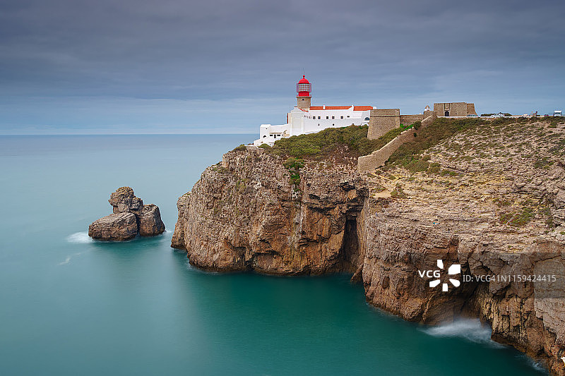 阿尔加维壮丽的海景，葡萄牙萨格里什圣文森特角灯塔和悬崖日落景观图片素材