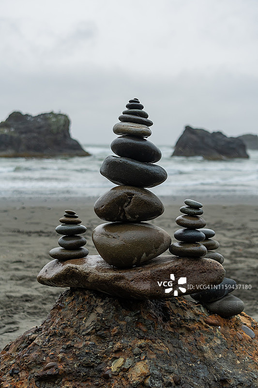 海滩上的石堆图片素材