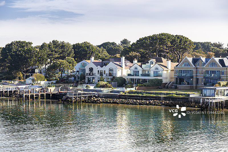 英国多塞特郡普尔港沙洲半岛上的豪华住宅-沙洲拥有英国最昂贵的房地产图片素材