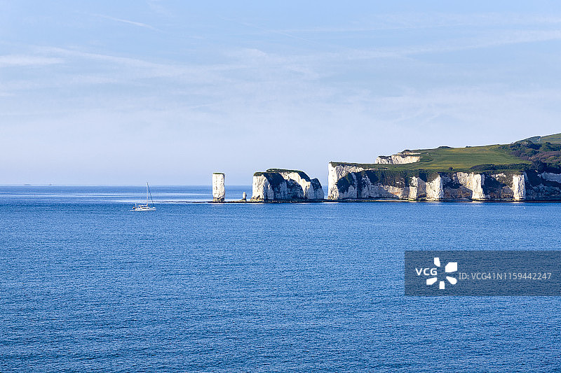 英国多塞特郡斯塔德兰湾，经过老哈里岩石的游艇图片素材