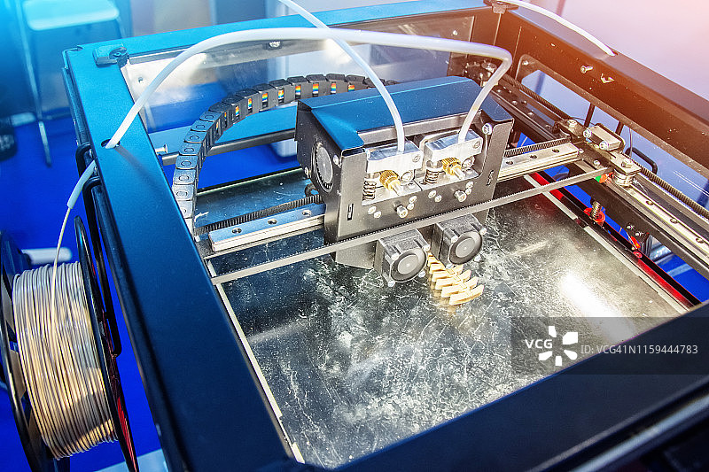 实验室工作中使用的电子立体塑料打印机，3D打印图片素材