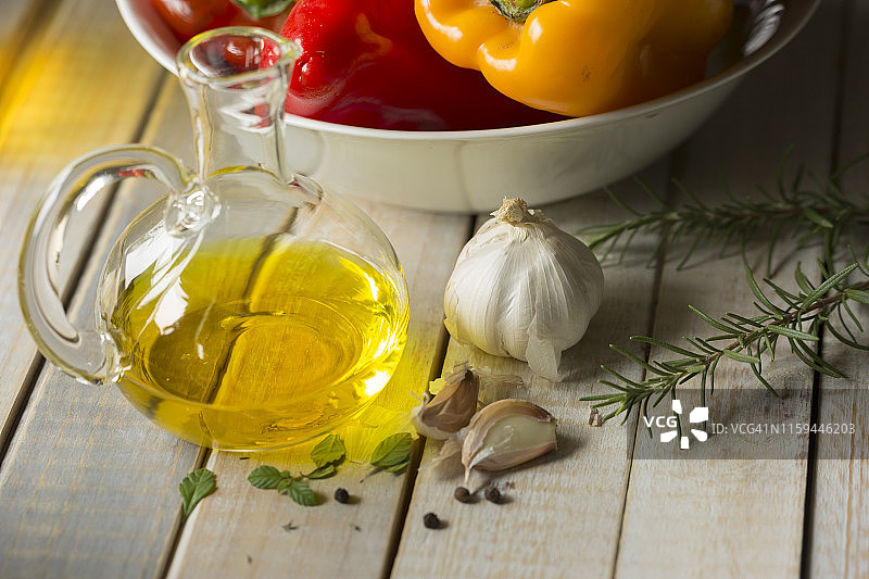 乡村木桌上的新鲜食材图片素材