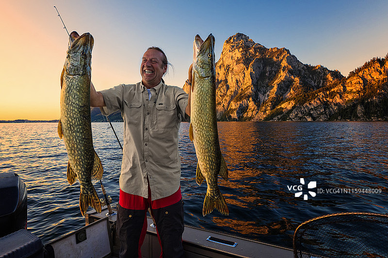 钓梭子鱼图片素材