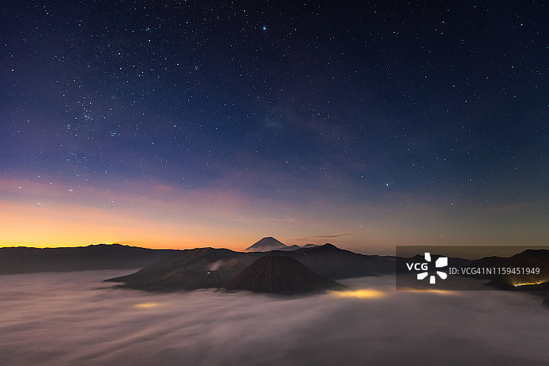 布罗莫火山日出前的星光图片素材