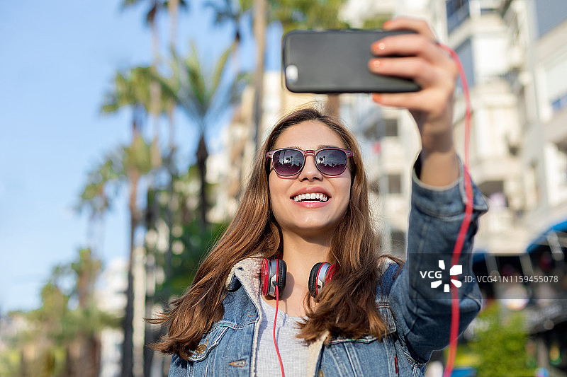 年轻美女的自画像图片素材