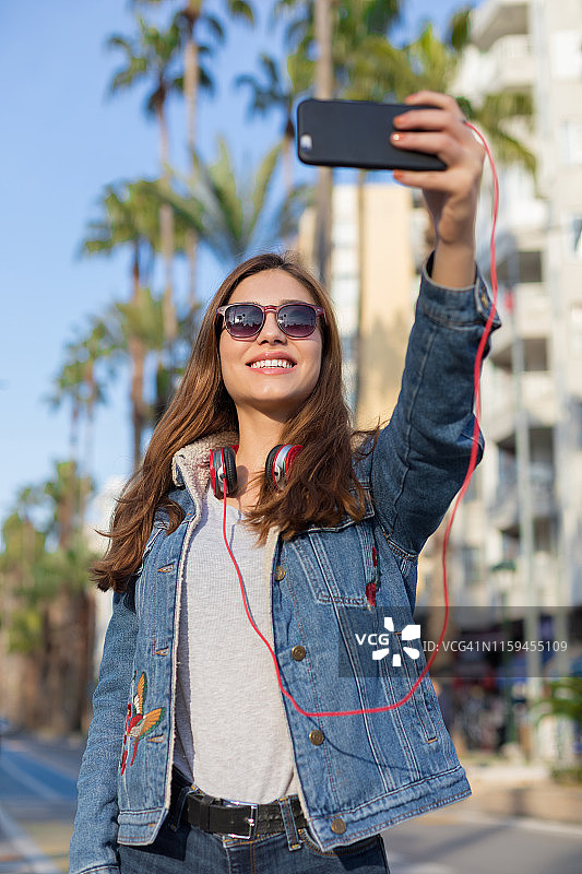 年轻美女的自画像图片素材