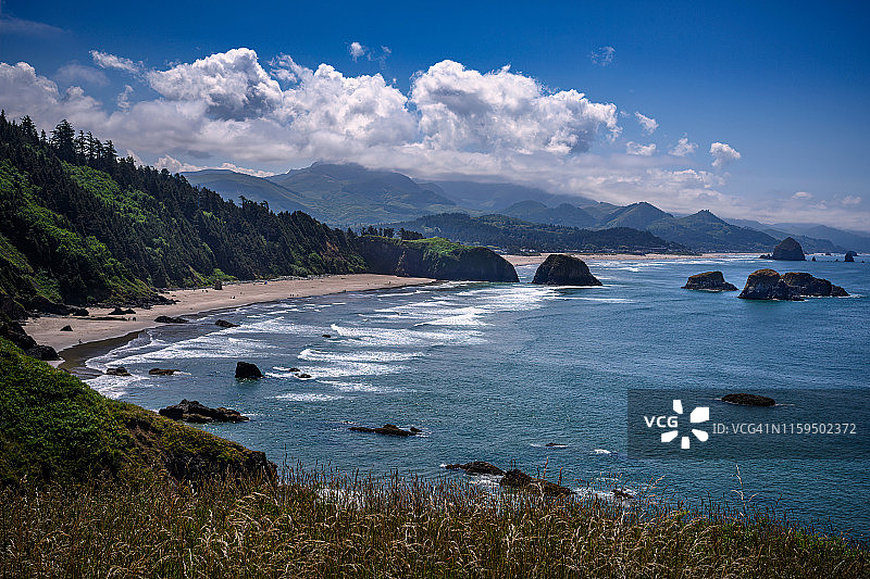 从俄勒冈州大炮海滩埃科拉州立公园看到的印度海滩和大炮海滩图片素材