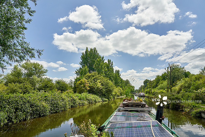 在田园诗般的夏日午后沿着利河旅行图片素材